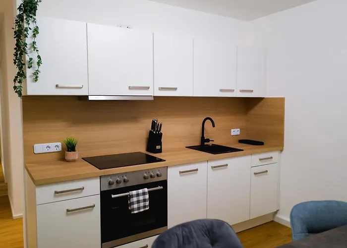 Modern Parking Wifi 6 Pax Apartment *